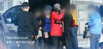 安以軒曬和兒子日常趣事，66躲行李箱幫“省機票”，簡直太可愛
