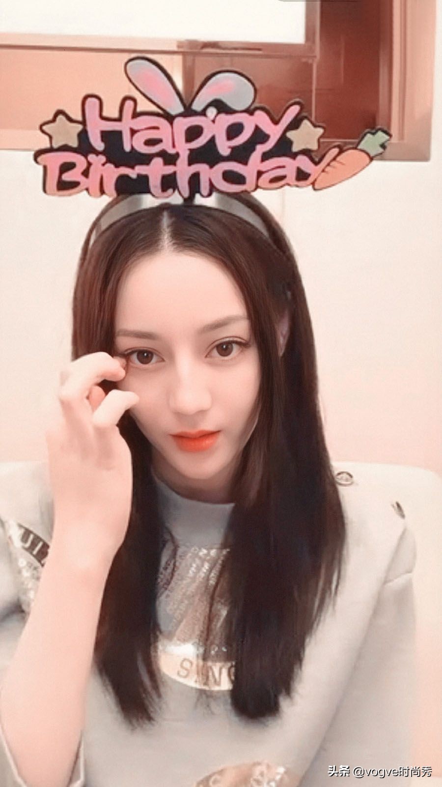 迪丽热巴直播庆祝生日，关掉滤镜后的颜值很真