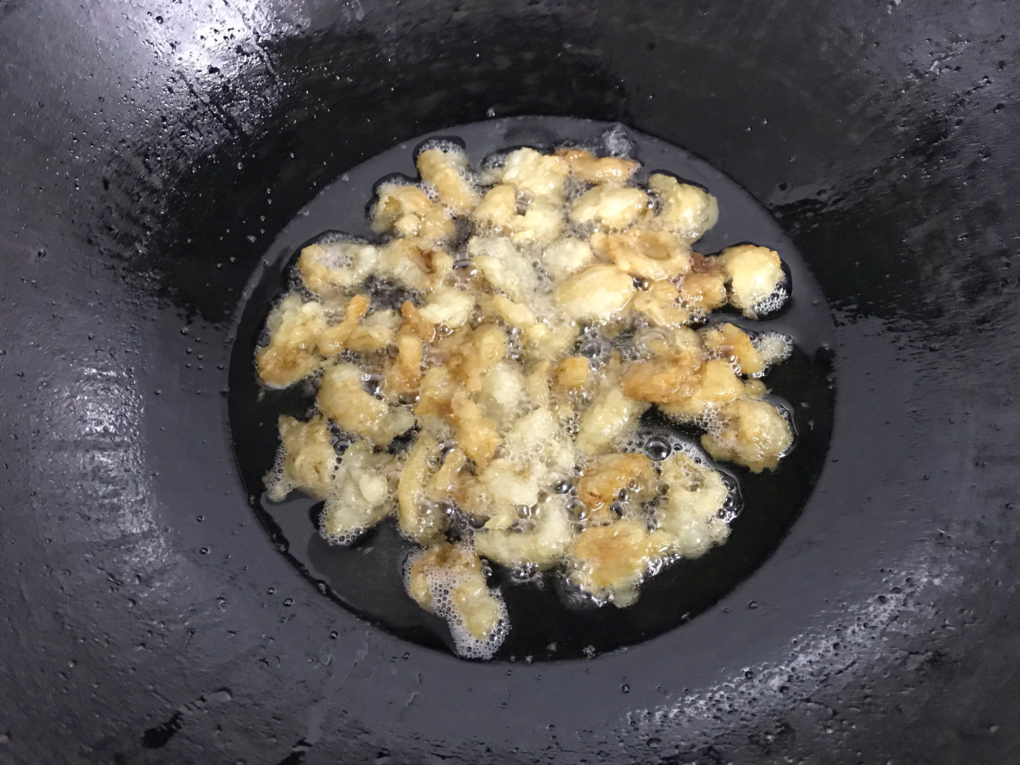 猪油熬制有窍门，下锅前多加一步，猪油雪白香浓无腥味，久放不坏