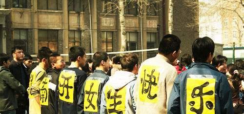 清华男生拉横幅示爱“女生节”，网友：真学霸