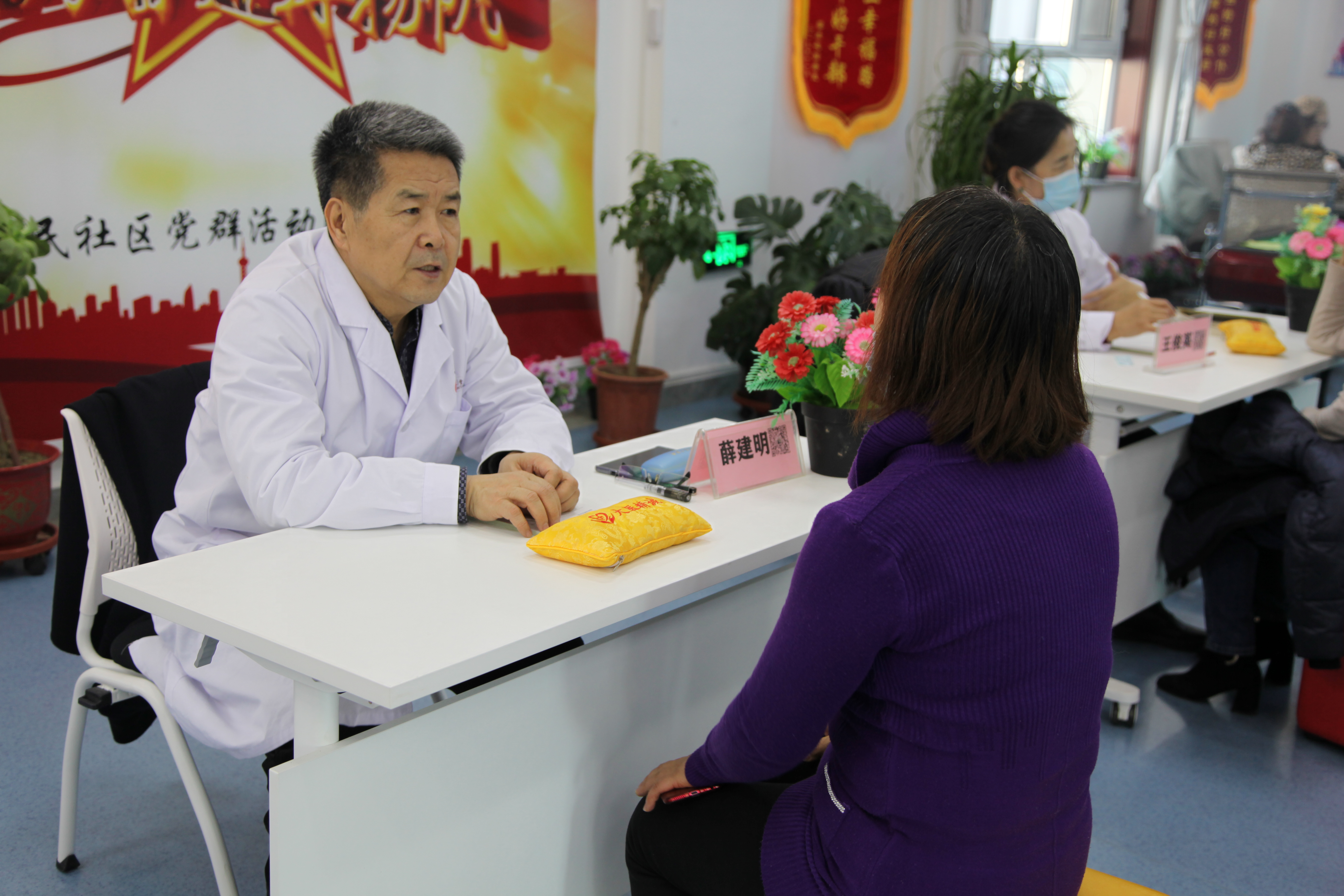 “名医进社区，寒冬送温情”公益活动暖人心