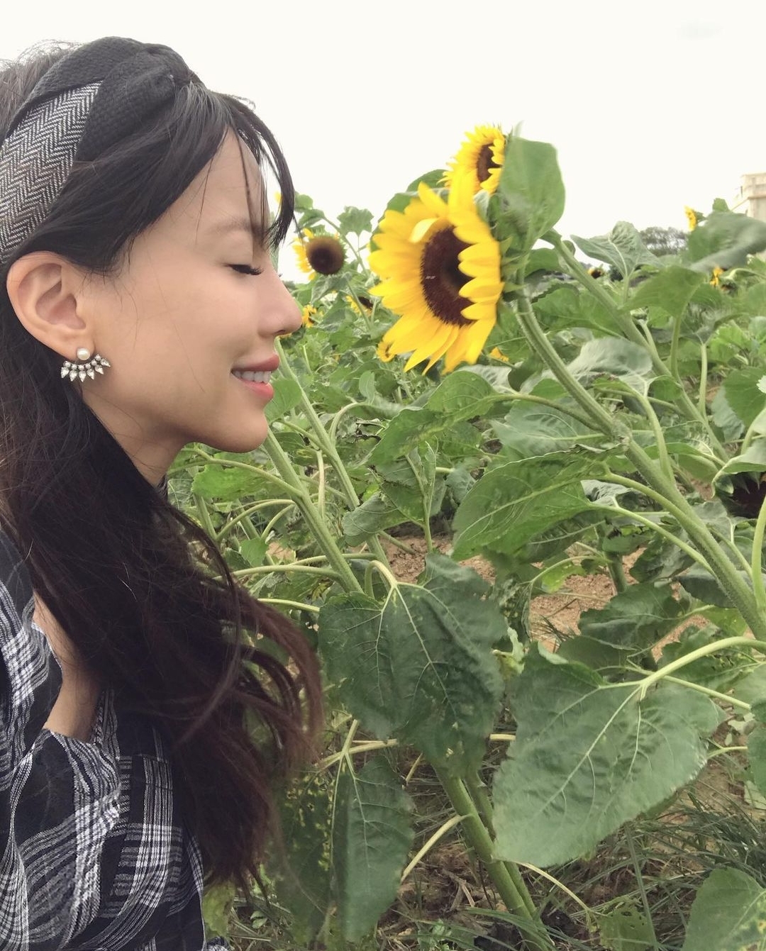 王力宏嬌妻帶娃看向日葵，李靚蕾和三個兒女穿同款，手牽手超有愛