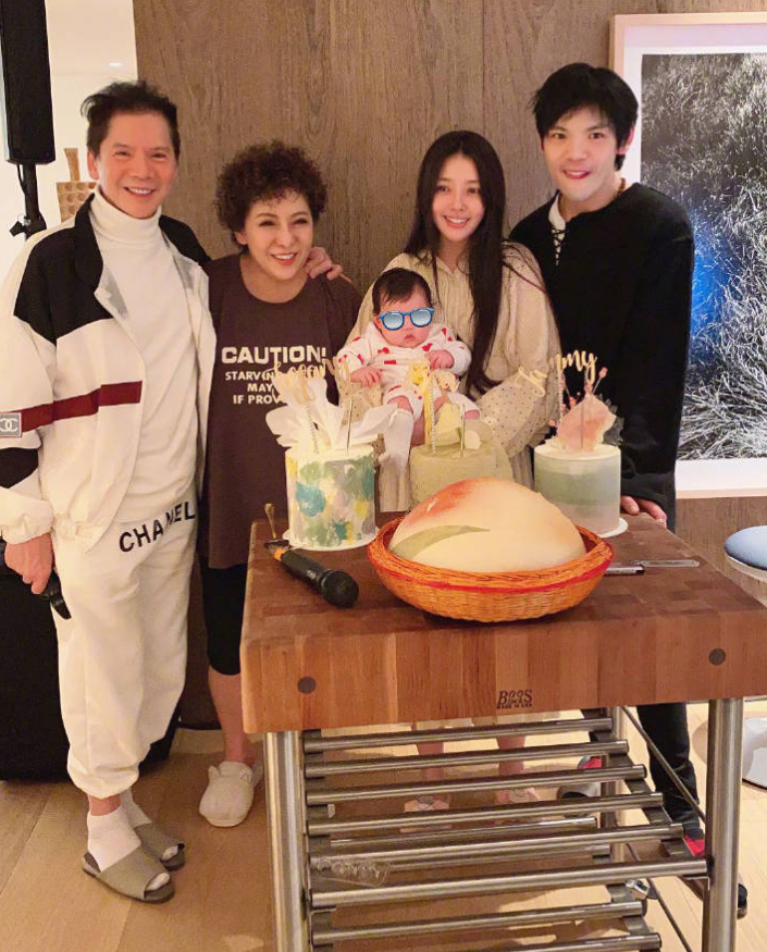 向佐罕晒全家福庆生！妻子郭碧婷素颜抱娃显疲惫，女儿胖嘟嘟超萌