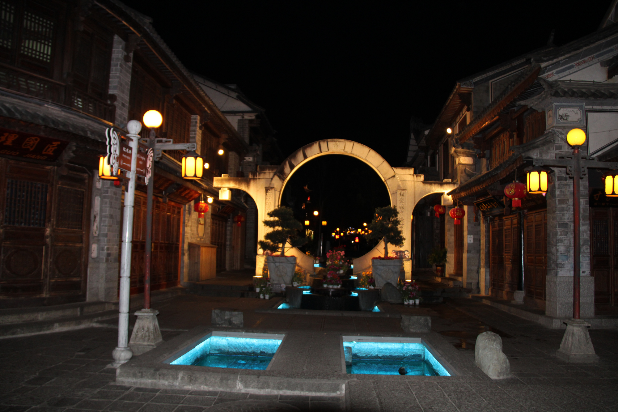 大理城隍城入口也被拦了起来.深夜的大理古城宁静寂寥.