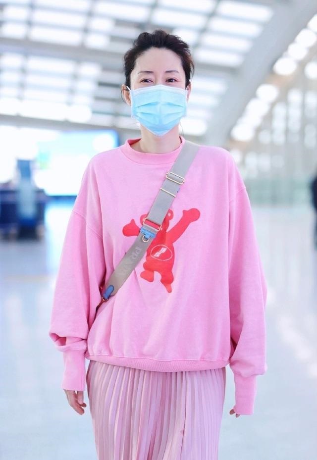 刘敏涛真不知自己多大岁数了？穿一身粉色走机场，时髦减龄真招摇