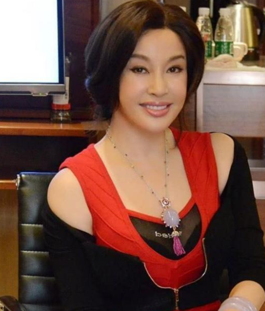 赵雅芝去养老院看望老人,明明只差10岁,看起来