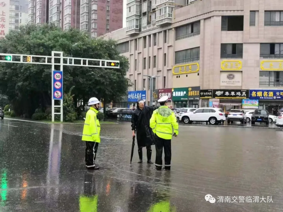 临渭交警：我为群众办实事 雨中“荧光绿” 守护群众安全行