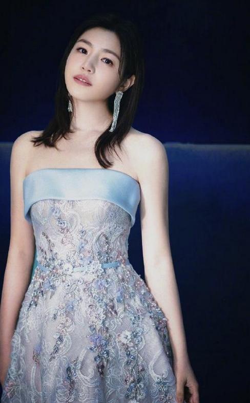 陈妍希生娃后好有韵味，穿淡蓝抹胸裙高雅又大气，气质温柔又耐看