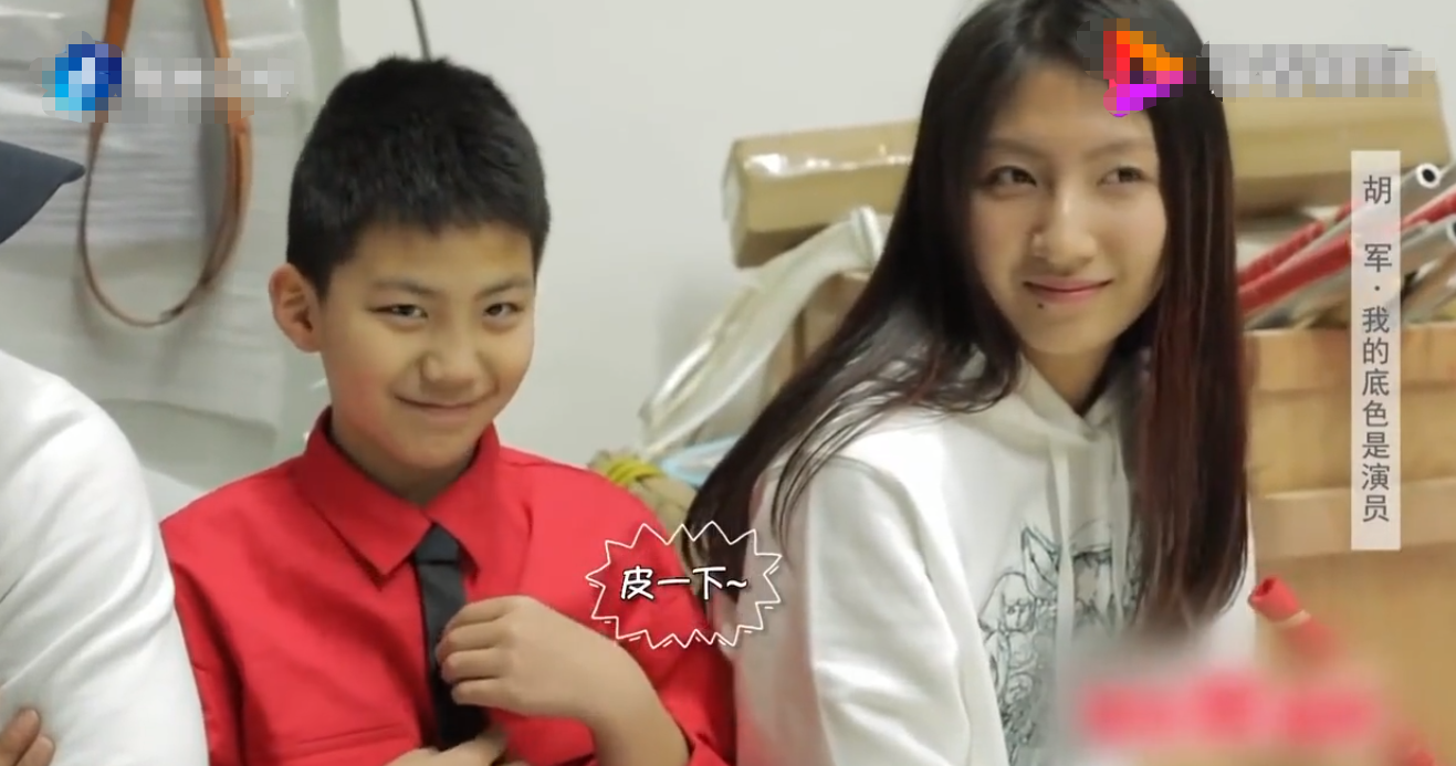 胡軍妻子曬照為兒子慶生，12歲康康身高已超媽媽，帥氣小伙來襲