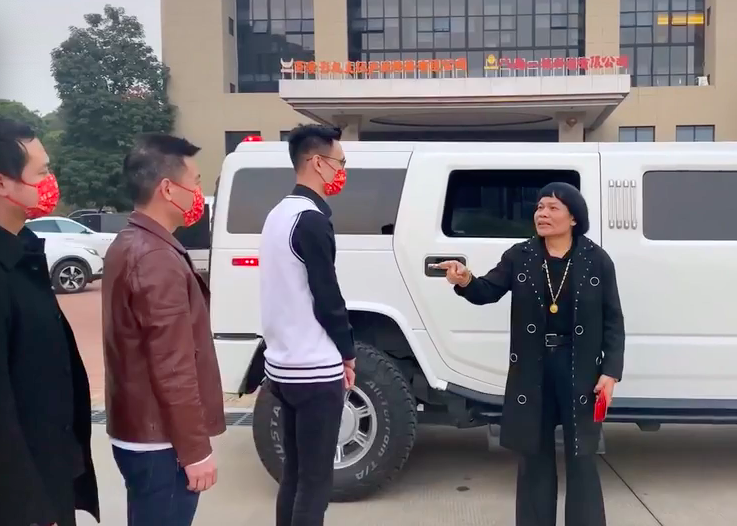 67岁八两金高调现身，坐百万豪车排场大，被指刘德华都没其嚣张