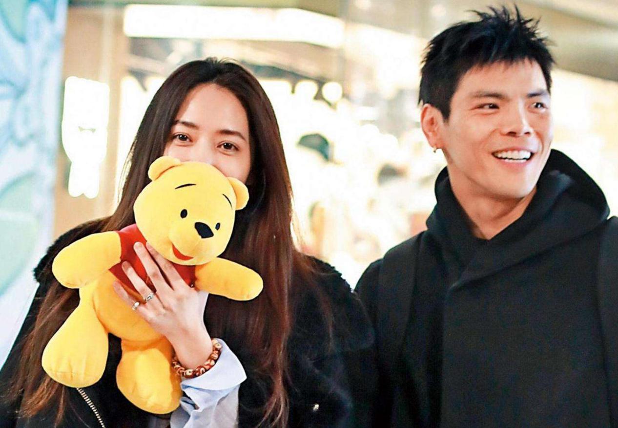 郭碧婷婚后有多悲惨？跪在地上为向佐穿鞋，口头禅变成"对不起"