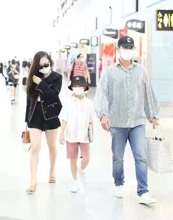 霍思燕一家高调现身！杜江穿错衣服变大妈，嗯哼戴2千帽子真阔气