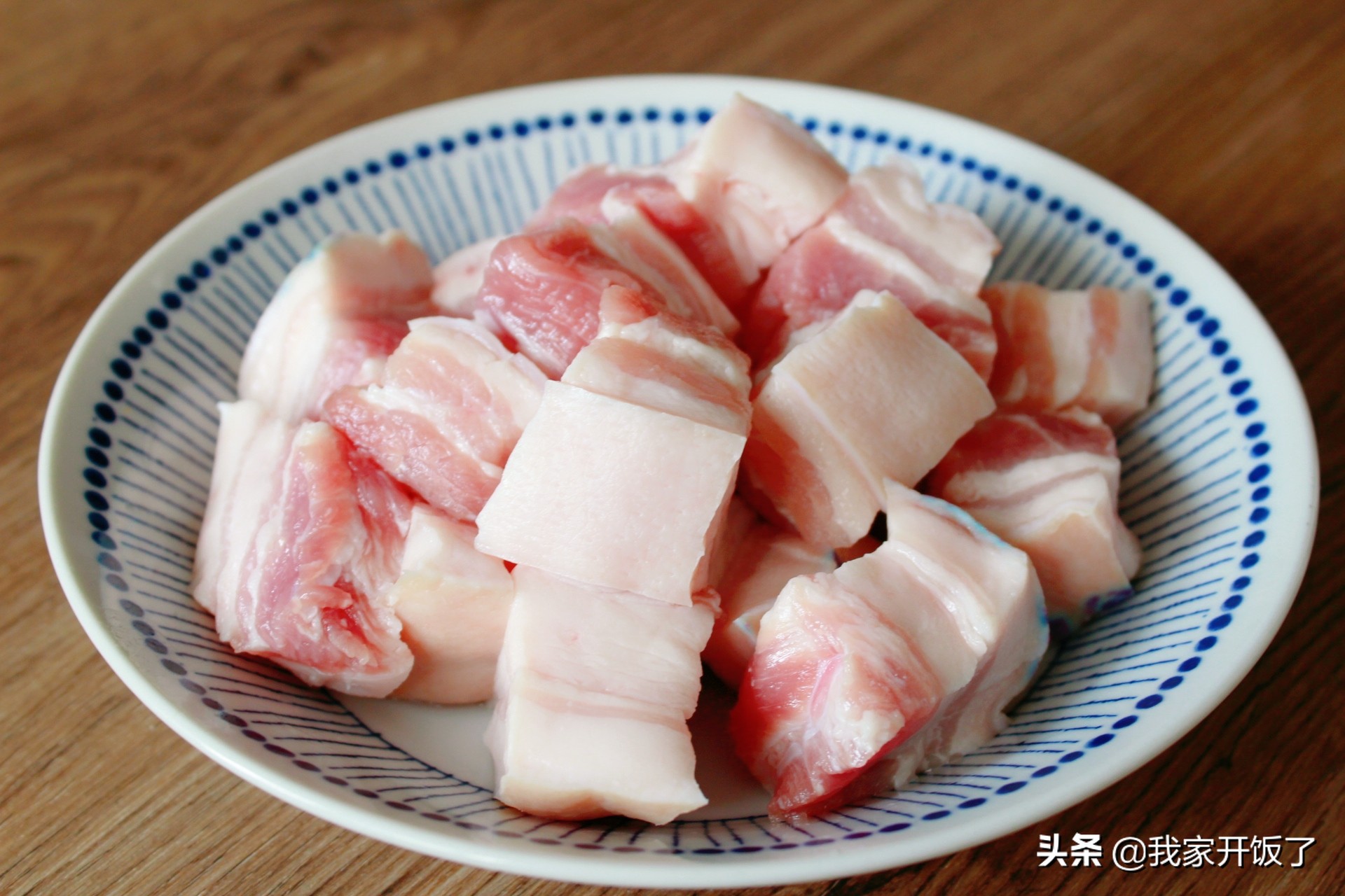 每到周末，老公点名要吃豆角红烧肉，肥而不腻又软糯，连扒3碗饭