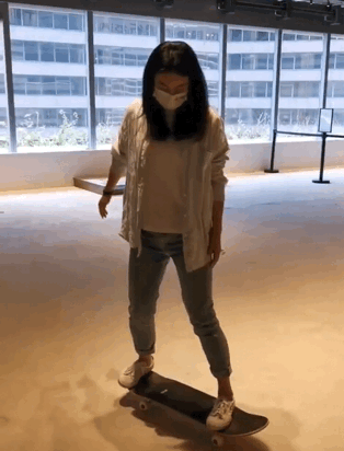 郭晶晶夫妇一起玩滑板，晶晶动作灵活，霍启刚动作笨拙搞笑很可爱