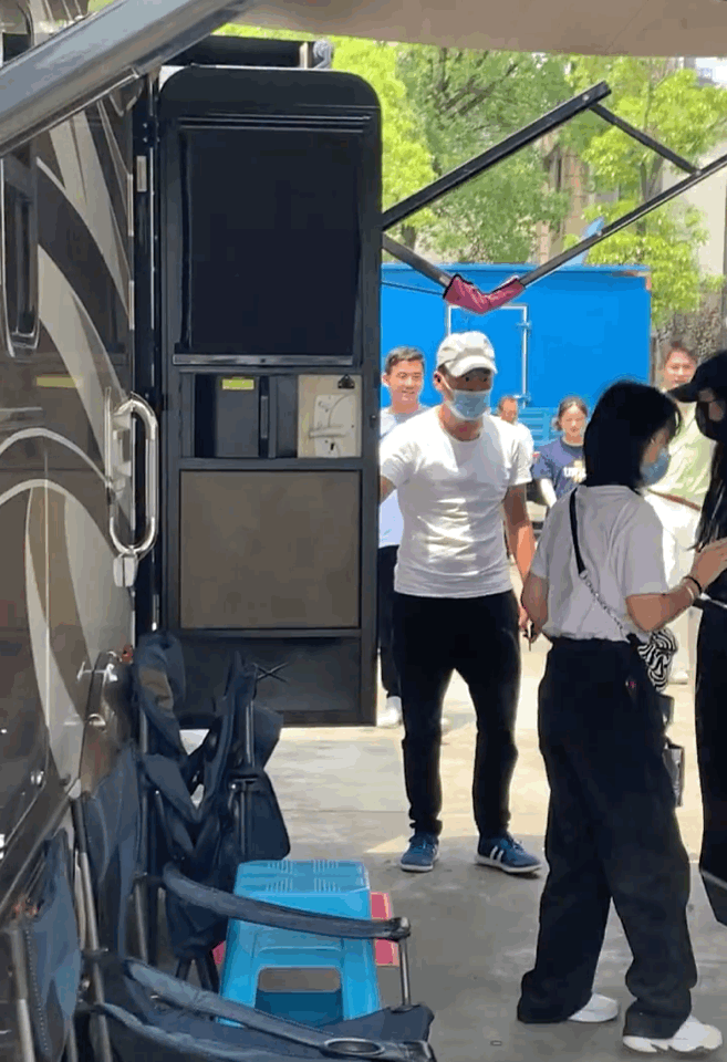 楊冪又帶火了“回力鞋+裙子”！巨美巨顯腿細(xì)，絕了