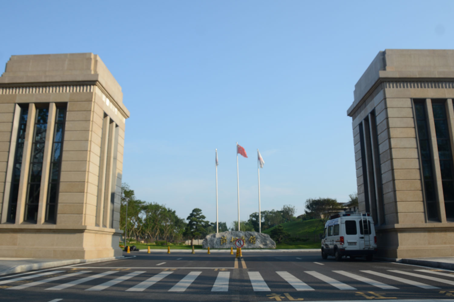 大门重修后的渝州宾馆:走路散步免费,开车穿越却要交钱?