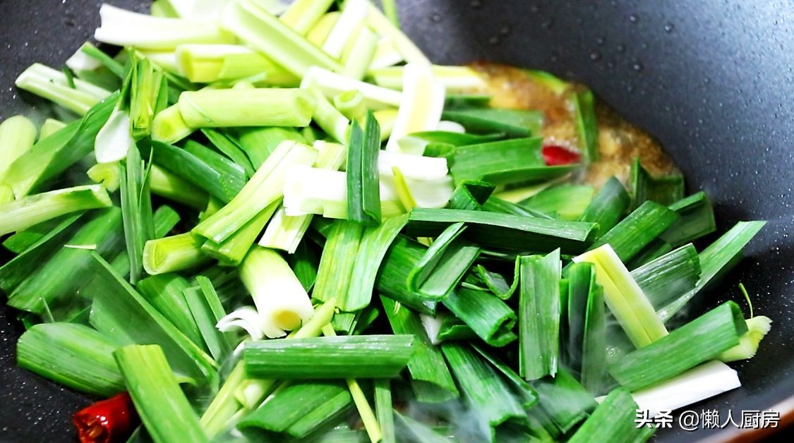 這是爆炒八爪魚的做法，水沸焯水就錯了，教你一招，吃起來不老