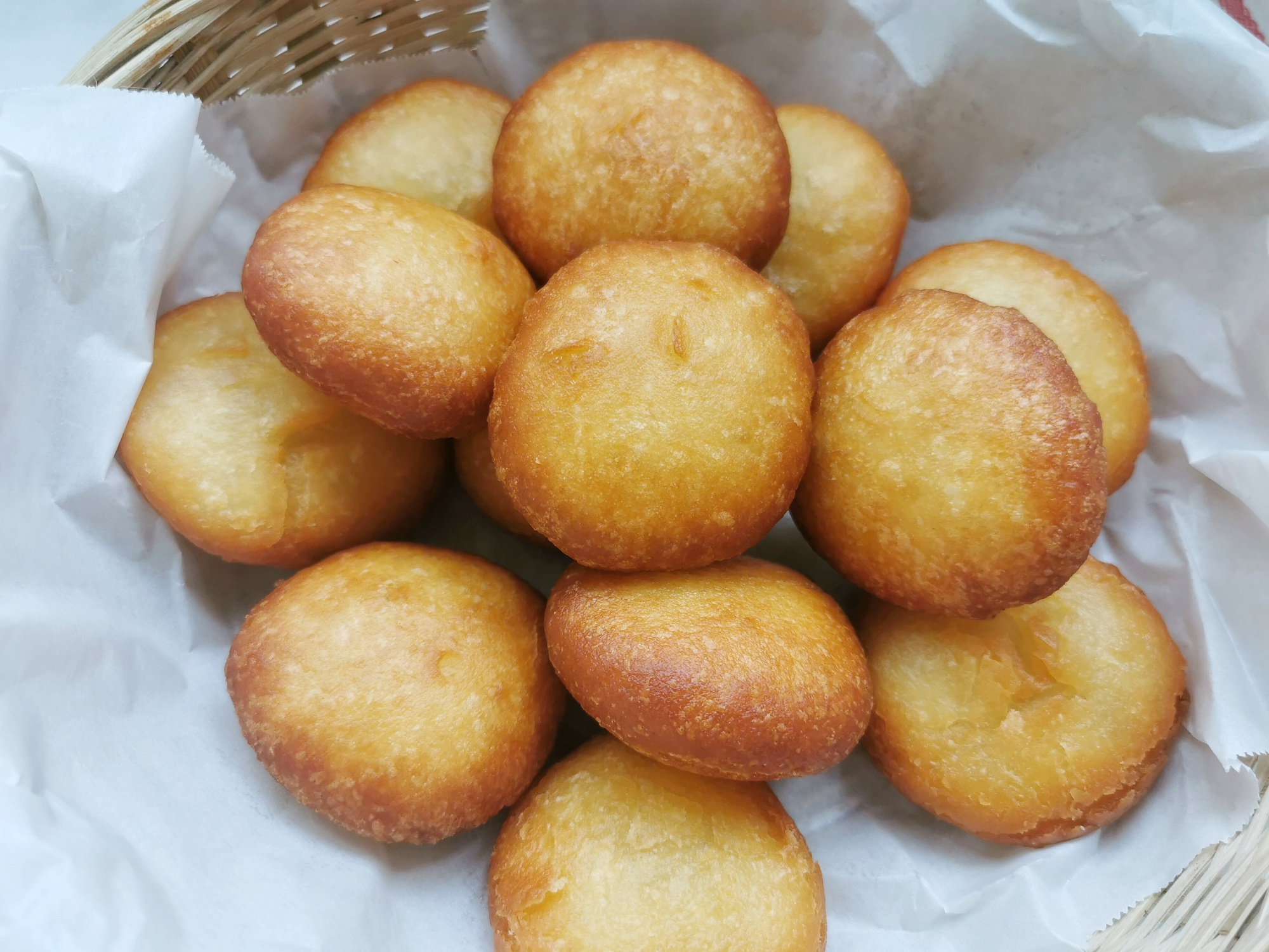 面粉中倒入开水搅一搅，做出来的糖糕个个空心鼓大泡，外酥里软