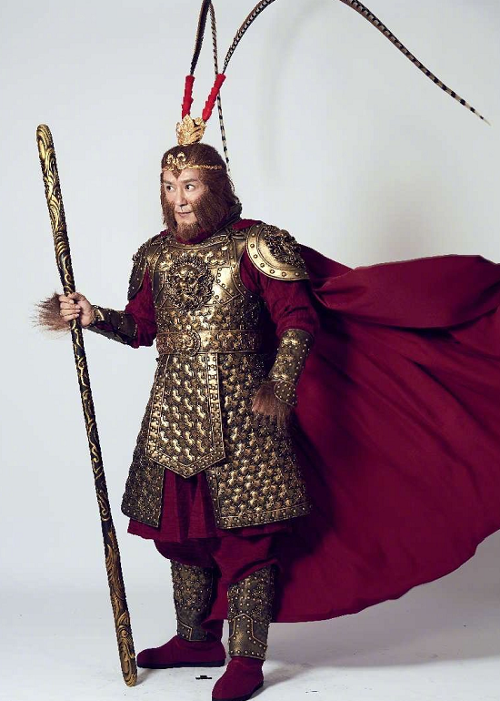 王晶只是借用了《倚天屠龙记》的名字，剧情跟