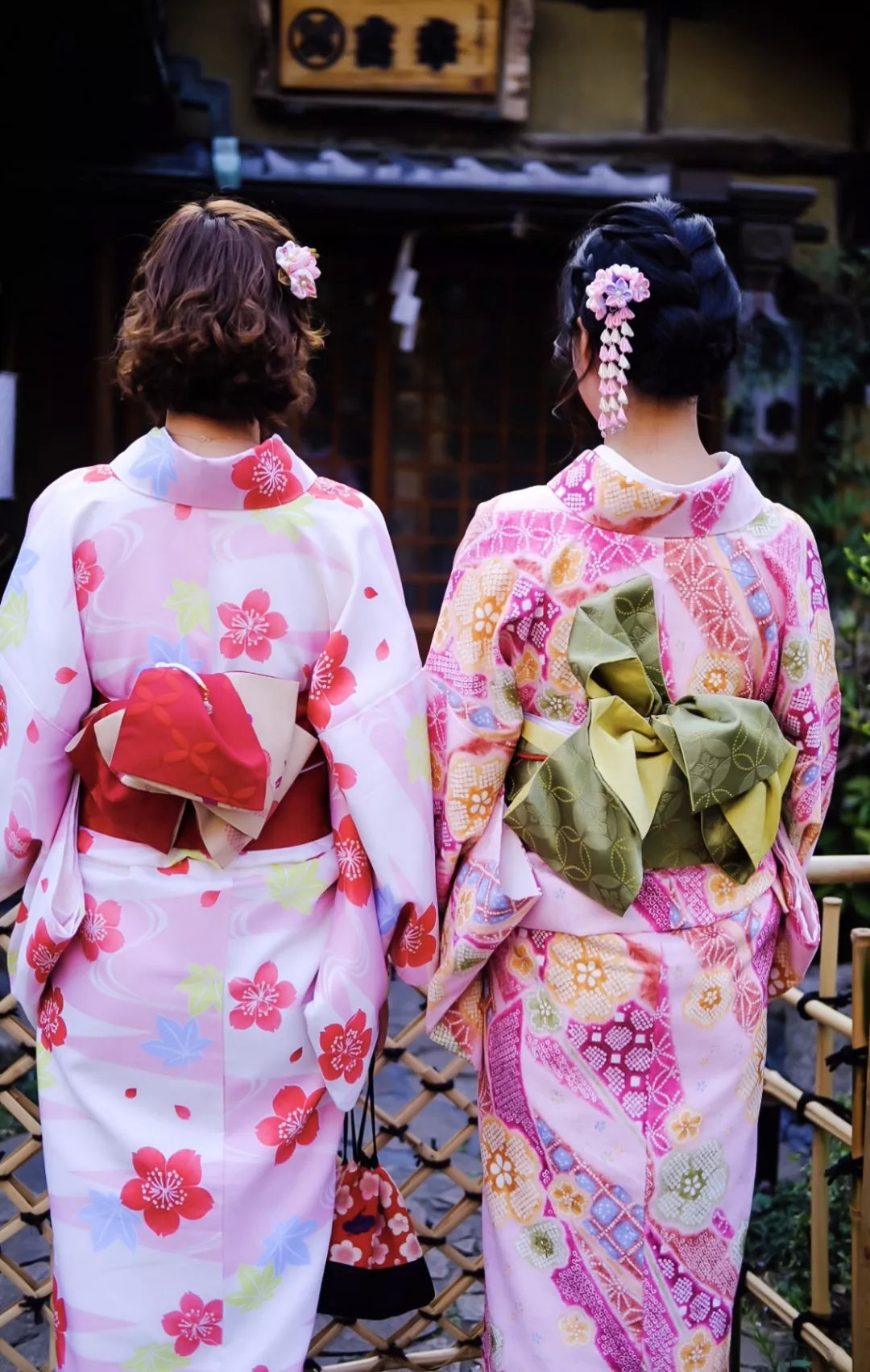 Why is the back of the kimono shaped like a pillow?Is it for beauty, or