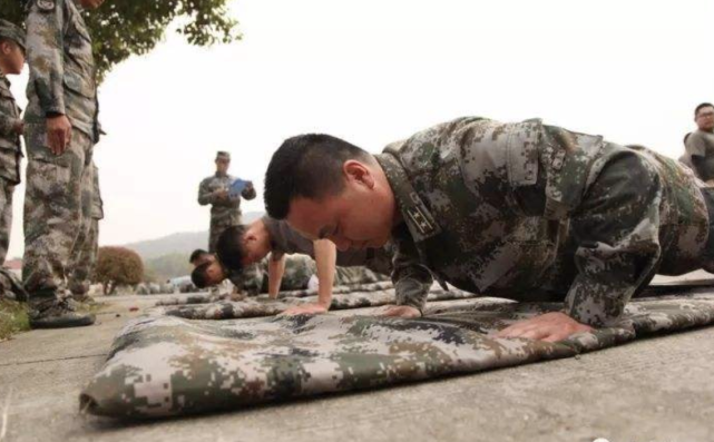 俯卧撑要做多少个才算及格？我军最高纪录无人能破！