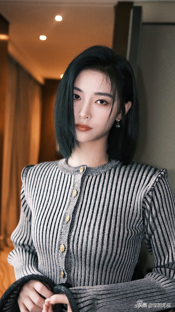 Xu Jiaqi S Striped Hairy Suit Shows A Superior Figure Short Hair And Beautiful Eyebrows Inews