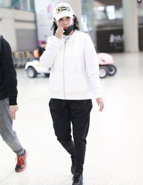刘晓庆与张纪中同框，穿运动服状态真好，气质不输他小31岁娇妻