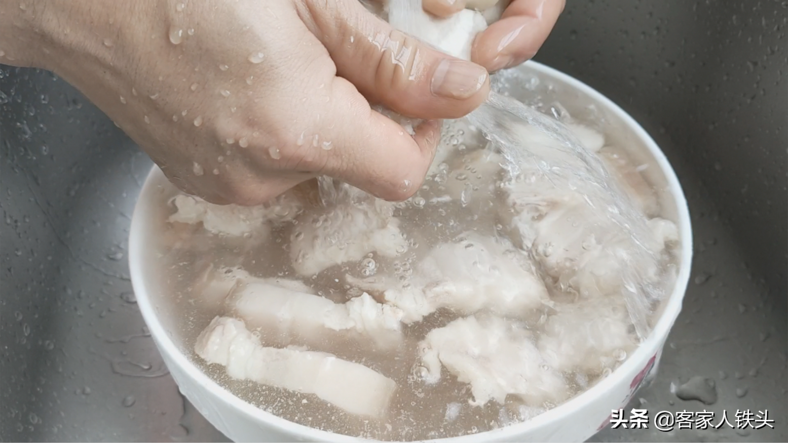 天凉了，教你一盘咸香好吃的懒人菜，饭菜一锅熟，营养下饭又省时