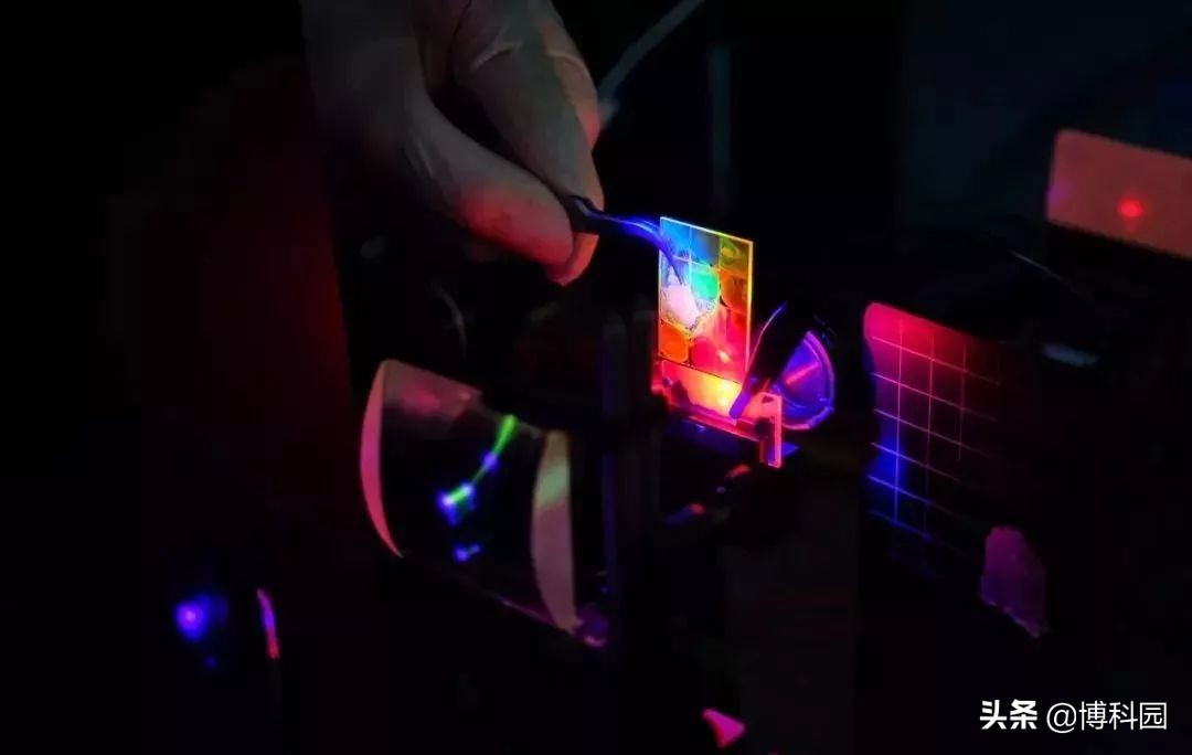 制造出明亮光源量子点，这是量子计算机和先进传感器的功能元件