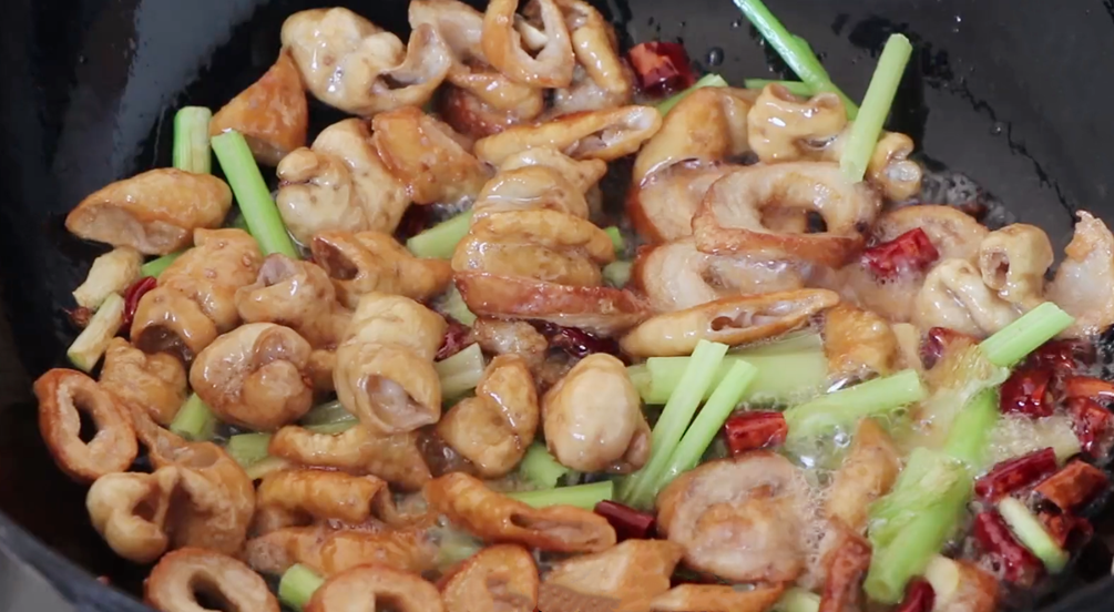 干煸肥肠真的太好吃，详细做法教给你，外焦香里嫩，没有一点腥味