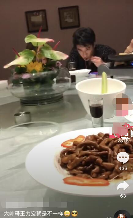 王力宏带妻子饭局闷头只顾吃，娇妻李靓蕾温柔大方，生三胎身材好