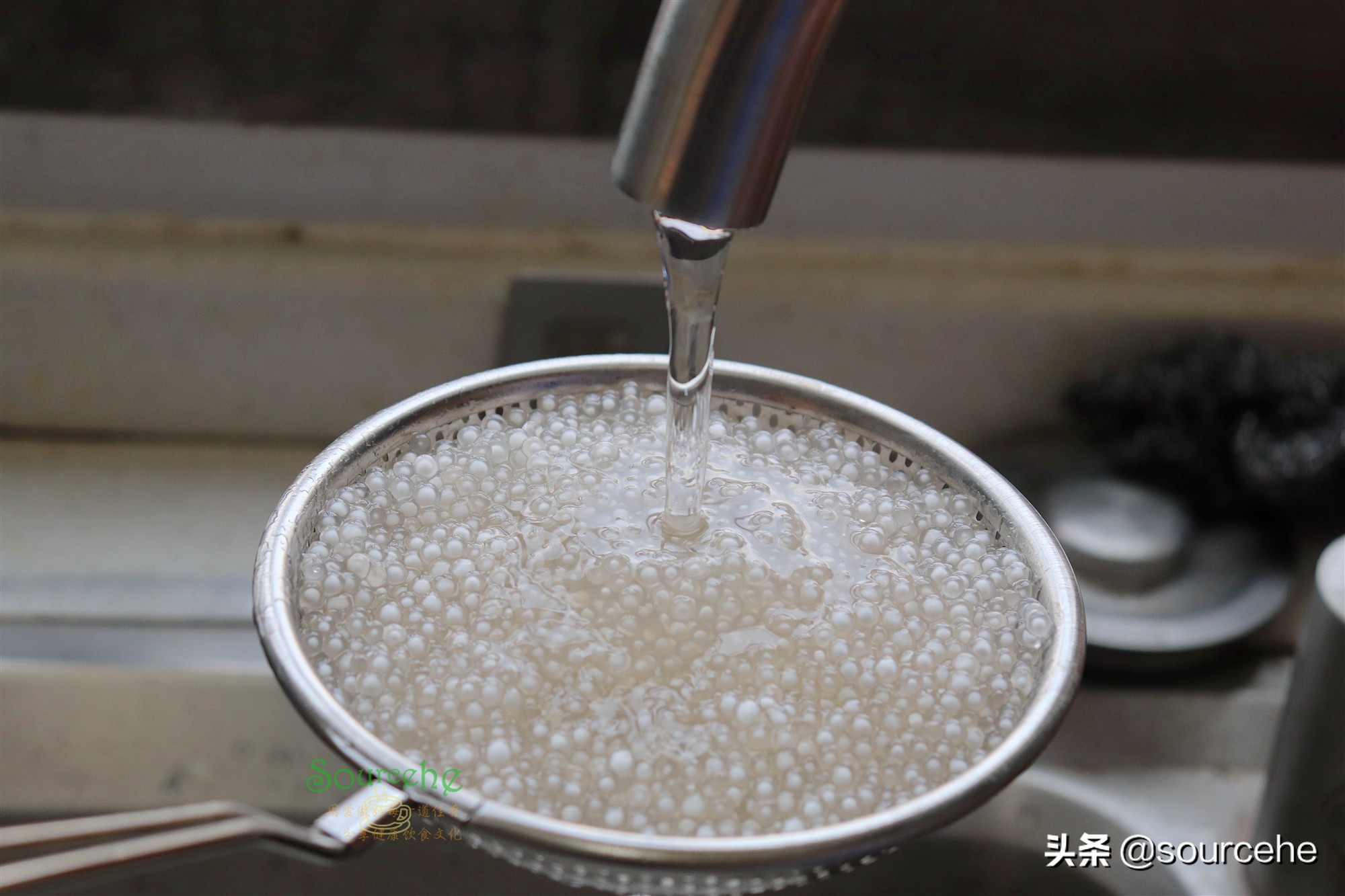 西米露只需5分鐘，晶瑩剔透，搭配芒果椰漿，香甜冰爽，很好吃