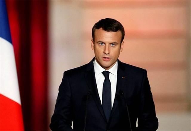 法国女兵被暗杀，惊动马克龙，英国也不太平，出动骑警逮捕多人