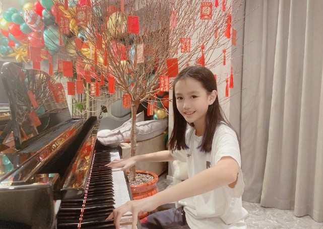 钟丽缇晒小女儿丰富多彩的假期生活，认真学习的考拉又美又淑女