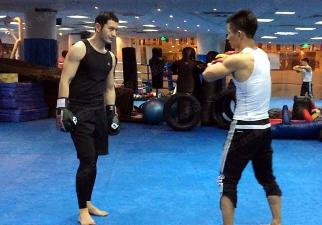 邹市明夫妇与黄晓明聚会，冉莹颖站C位开心出镜