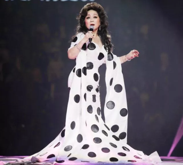 宁愿离婚也不愿改国籍，春晚曾为她破例，现7