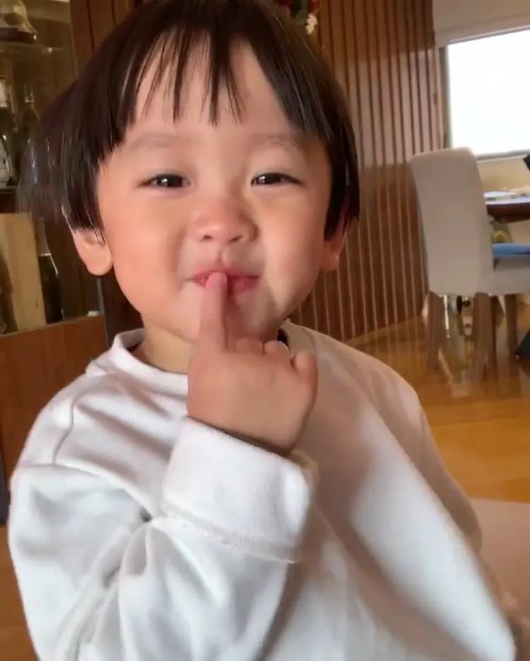 鄭嘉穎為大兒子慶生，2歲鄭承悅太會耍帥，陳凱琳自認“奶奶命”