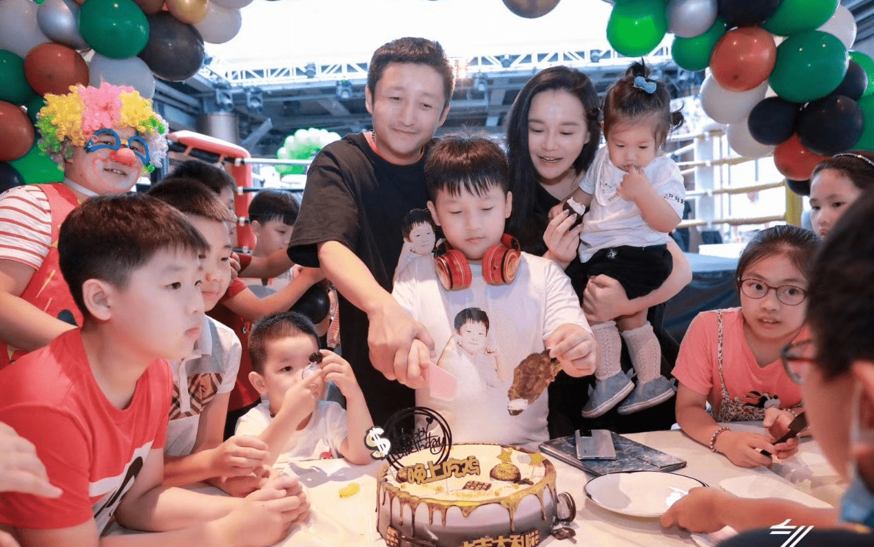 邹市明夫妇拍写真庆祝结婚十周年，冉莹颖身材丰腴，大片画风唯美