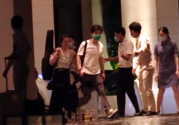 李健与妻子三亚度假！娇妻身材微胖五官精致，替丈夫背吉他似助理