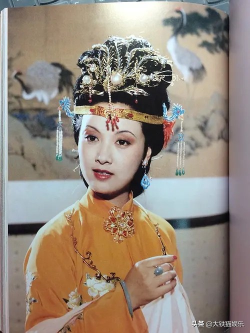 被造型师偏爱的“额饰”，某些剧女演员人均好