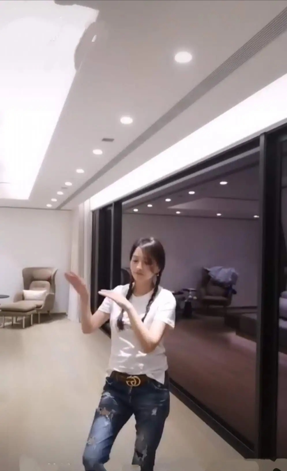 51岁张庭脱鞋晒破洞，自称节俭，网友不买账：你上衣4000多