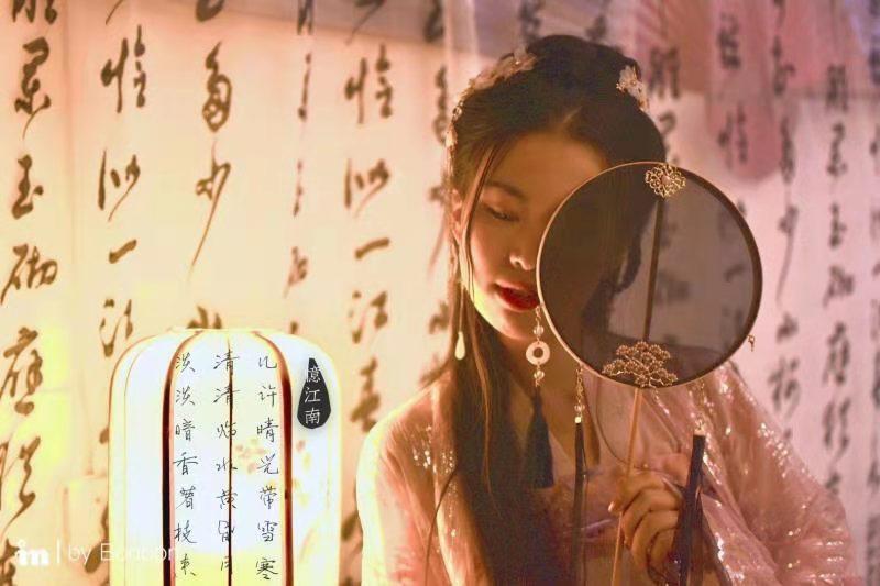 The Hanfu girl born in 1995 became popular in France Stunned