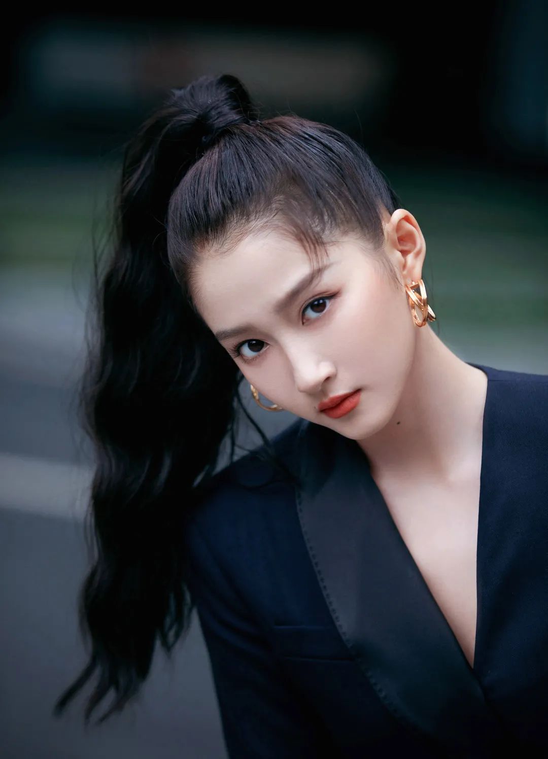 别再“披头散发”了！这4款冬季发型才够美够撩