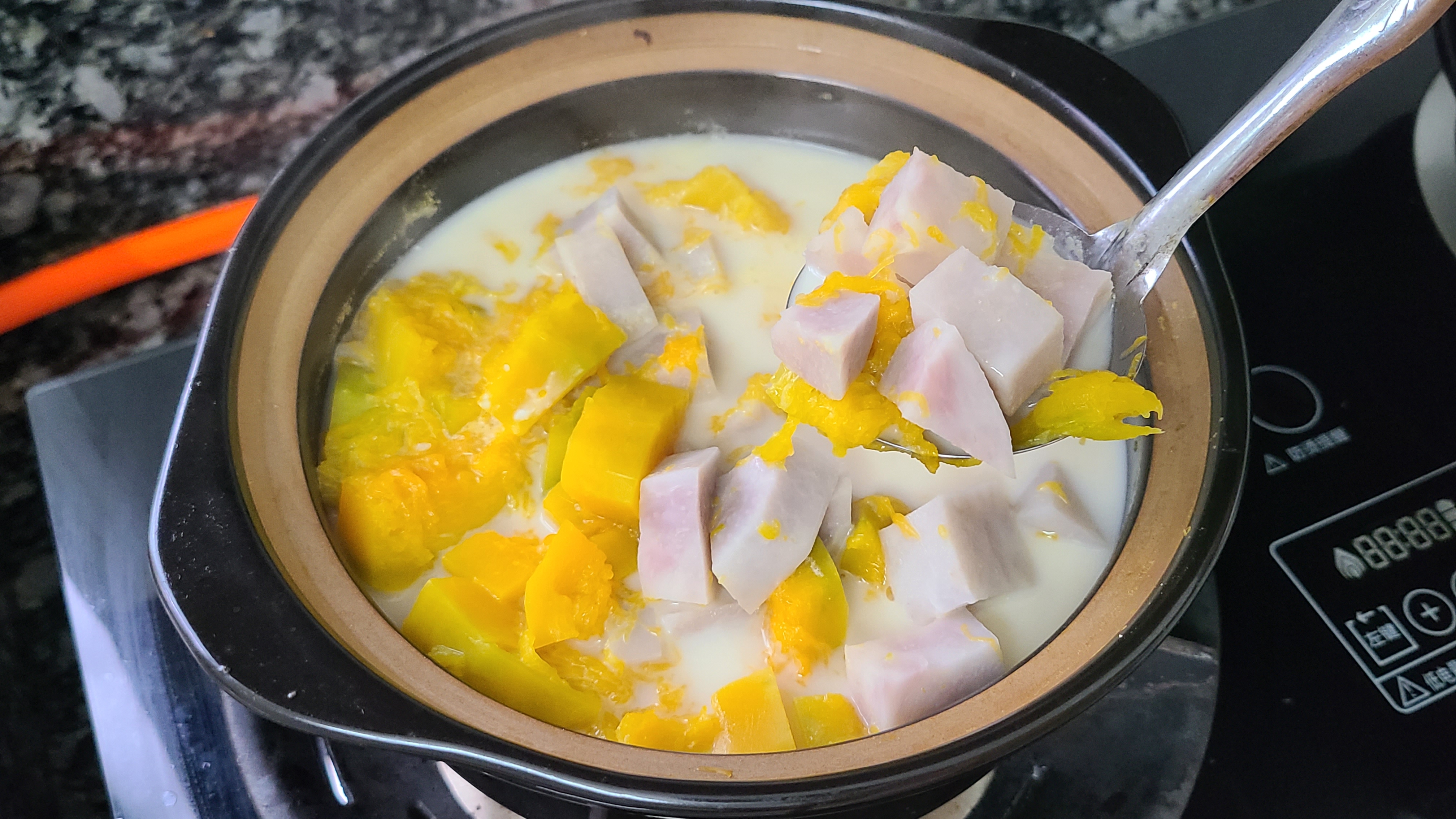 天氣越來越熱，教你一道廣東很好吃的南瓜香芋煲，又濃又香