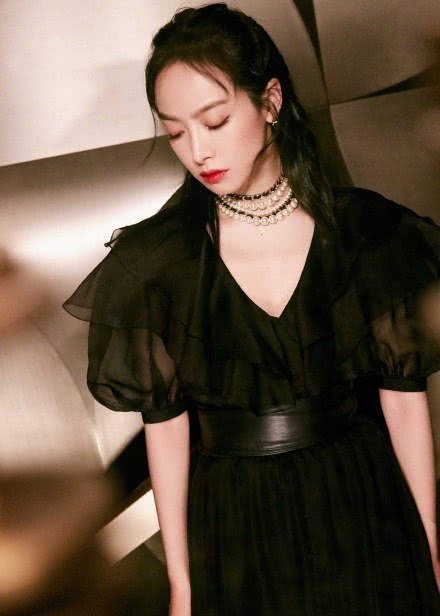 宋茜空气感黑纱裙现身，惊艳演绎酷感浪漫，宛如高贵美艳的黑天鹅