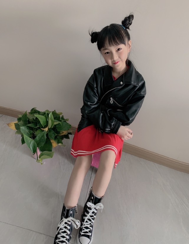 小山竹近照，放假了好心情擋不住，開心賣萌又美又可愛