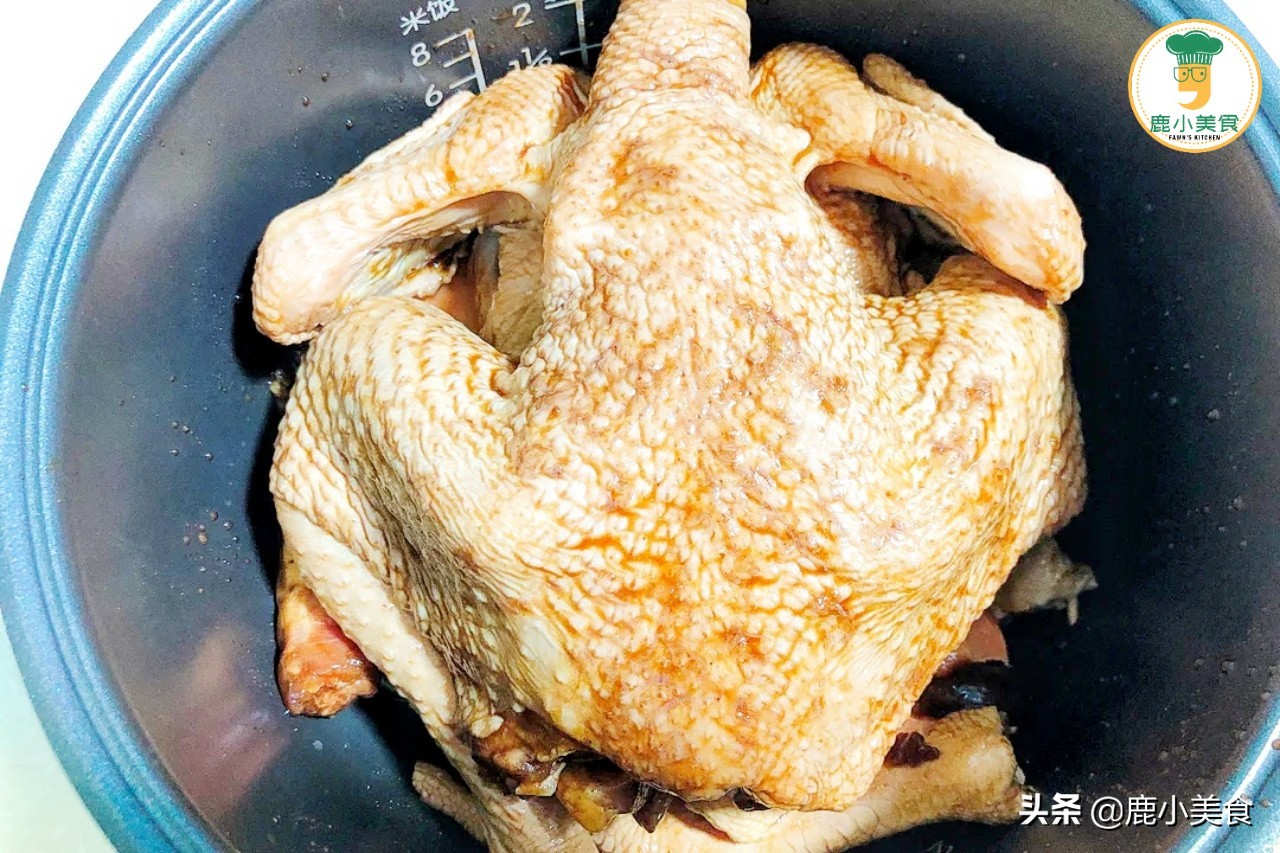 鹽焗雞，只放鹽焗雞粉不夠香，多放“1料”，皮脆金黃，肉滑鹹香