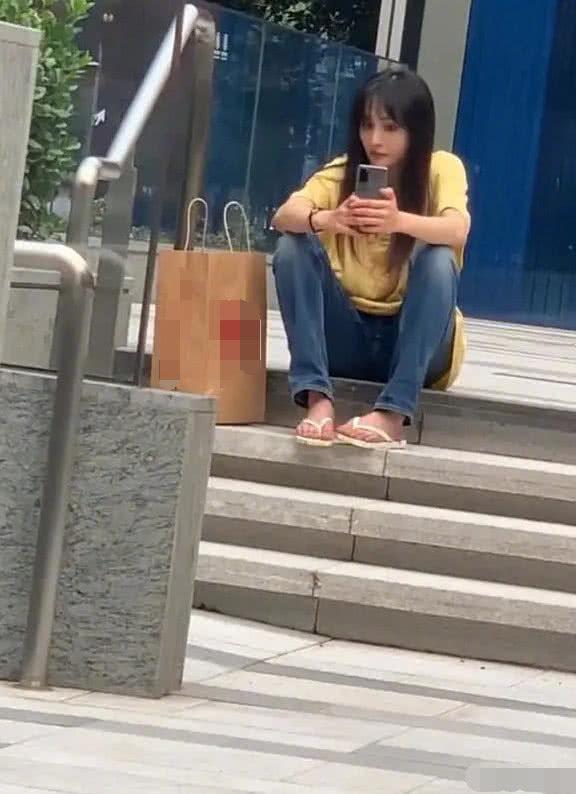 网友偶遇郑爽坐路边自拍，穿夹脚拖鞋超接地气，毫无偶像包袱