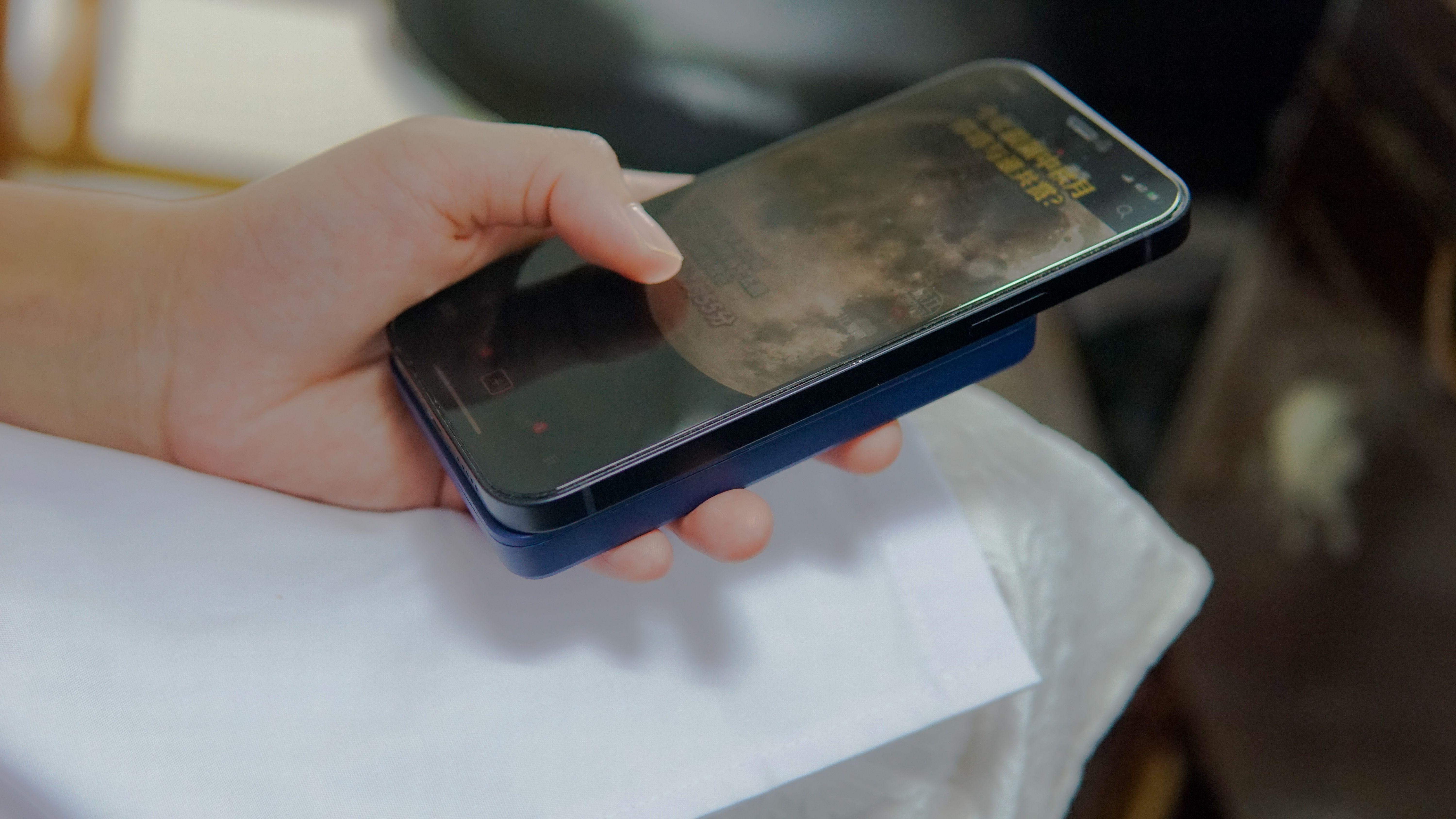 手机的第二块“电池”，迈飞Magsafe磁吸无线充电宝