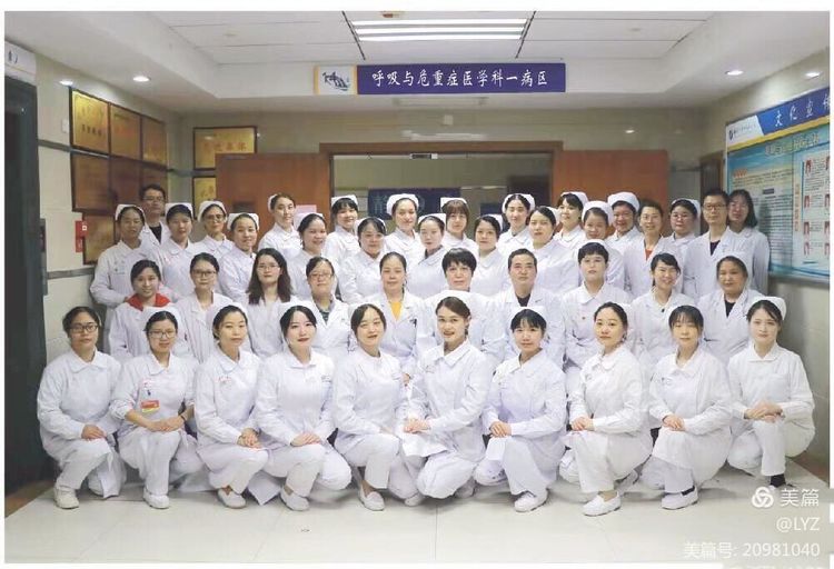 湘潭市第一人民医院医护在病房为郭先生庆贺八十寿辰